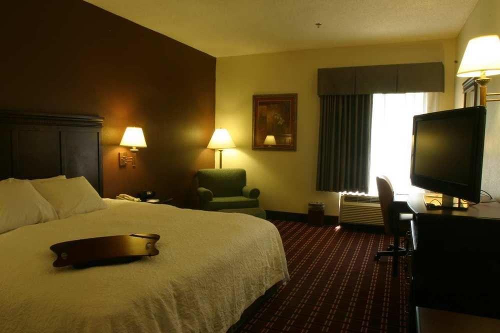 Hampton Inn Kansas City Блу Спрингс Екстериор снимка