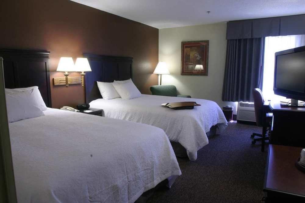 Hampton Inn Kansas City Блу Спрингс Екстериор снимка