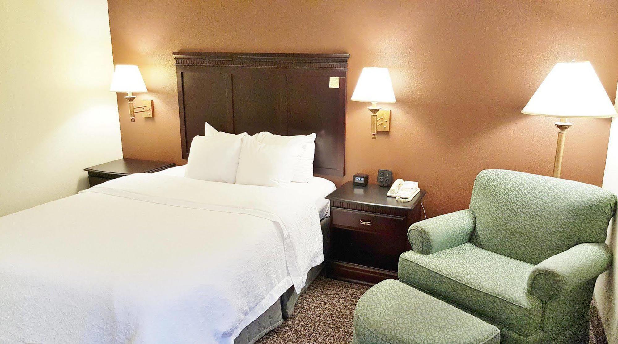 Hampton Inn Kansas City Блу Спрингс Екстериор снимка