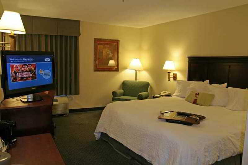 Hampton Inn Kansas City Блу Спрингс Стая снимка